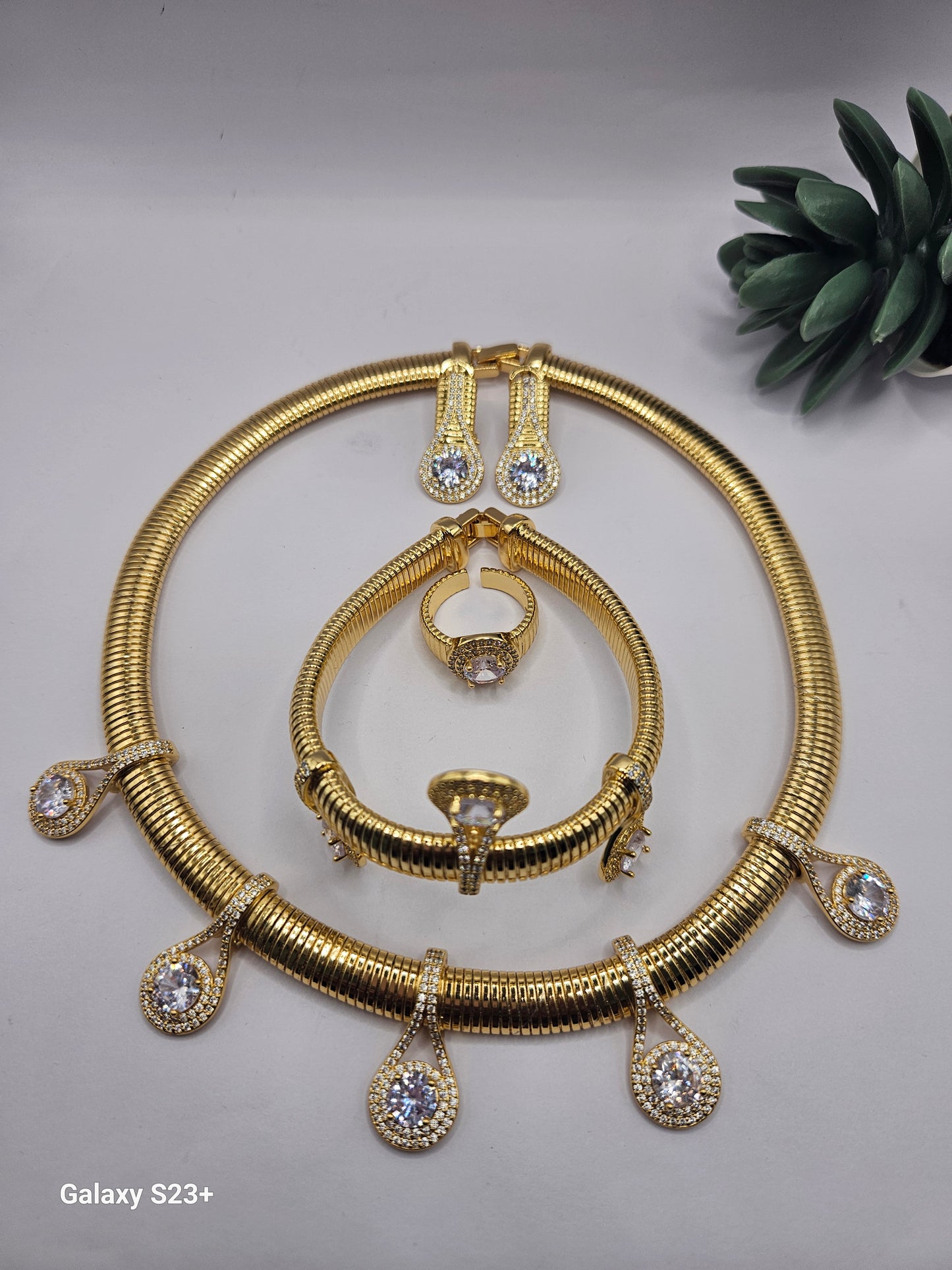 Luxury Teardrop Crystal Party Set – Necklace, Bracelet, Earrings & Ring (Gold/Silver Finish)